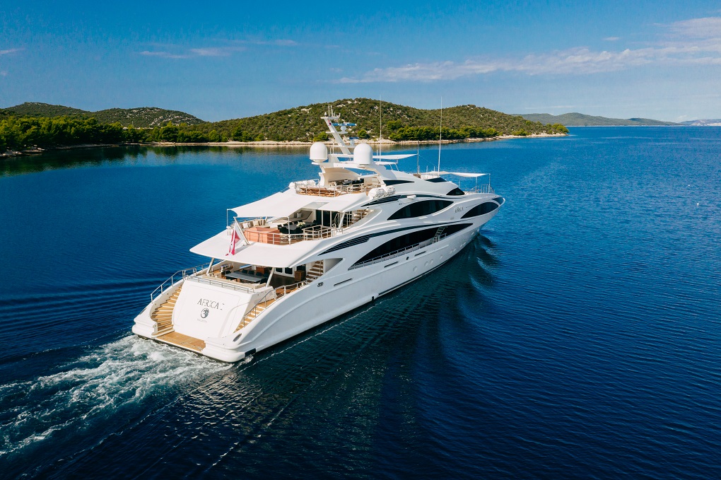 Africa i Benetti exterior moving aft