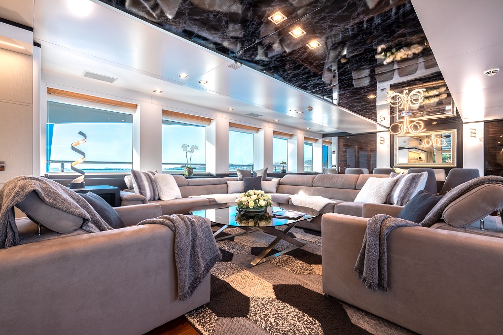 Africa i Benetti interior lounge