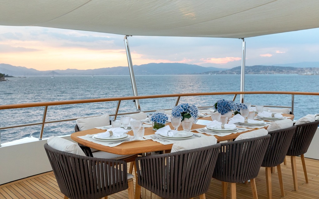 Robbie robby lynx yachts exterior dining
