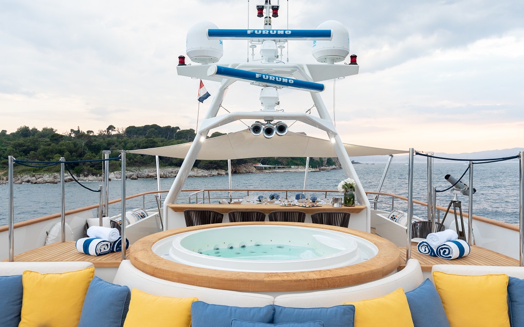 Robbie robby lynx yachts exterior jacuzzi