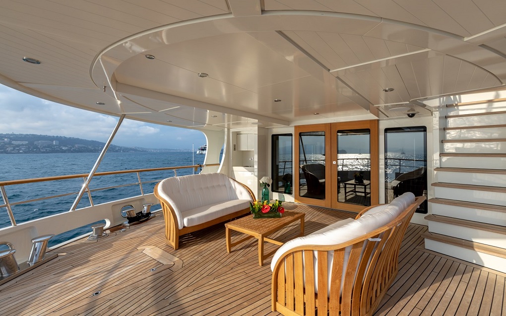 Robbie robby lynx yachts exterior lounge