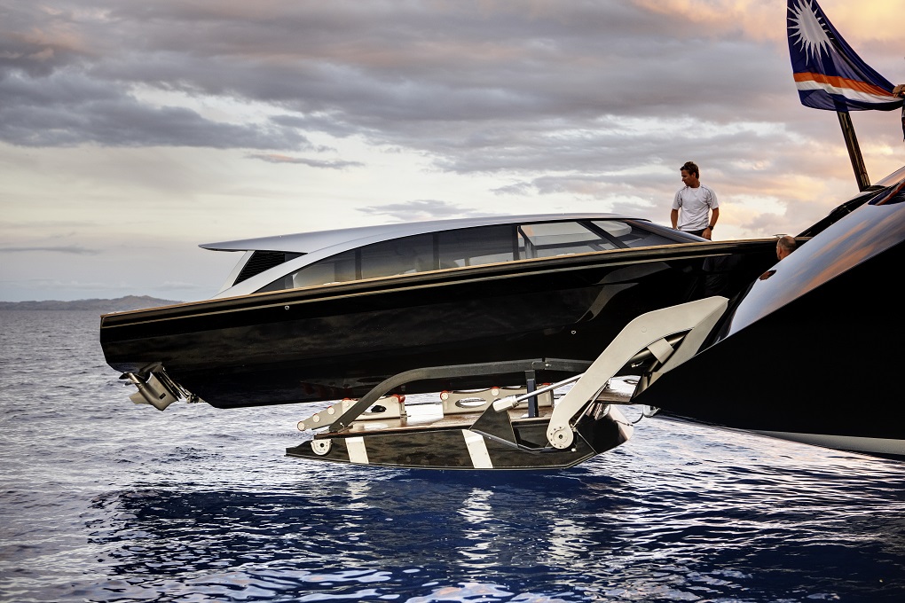 Vertigo Alloy Yachts tender launching