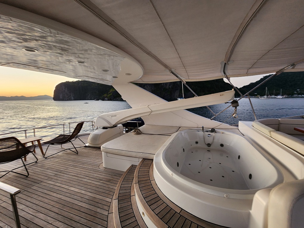 Blue Sapphire Exterior Aft deck Jacuzzi