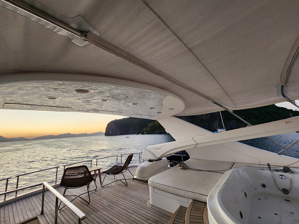 Blue Sapphire Exterior Aft deck Jacuzzi