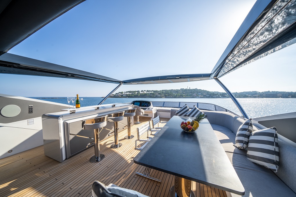 Yacht Glasax 27m Ocean 90 Sunseeker Exterior Dining Lounge