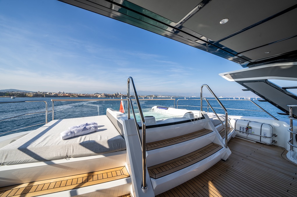 Yacht Glasax 27m Ocean 90 Sunseeker Exterior Jacuzzi