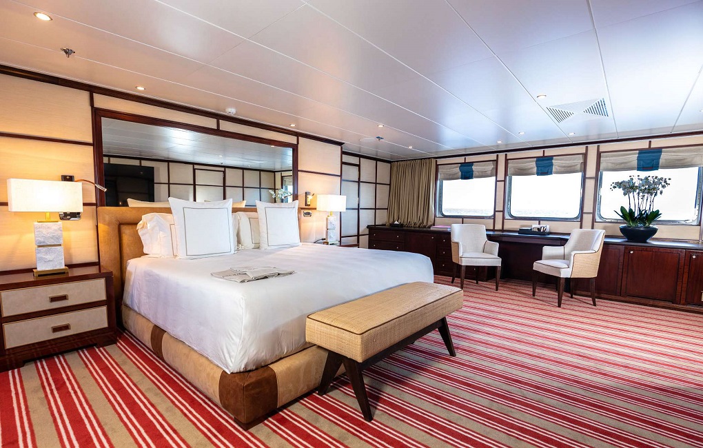 Force-Blue-Royal-Denship-70 metre Inerior Master stateroom