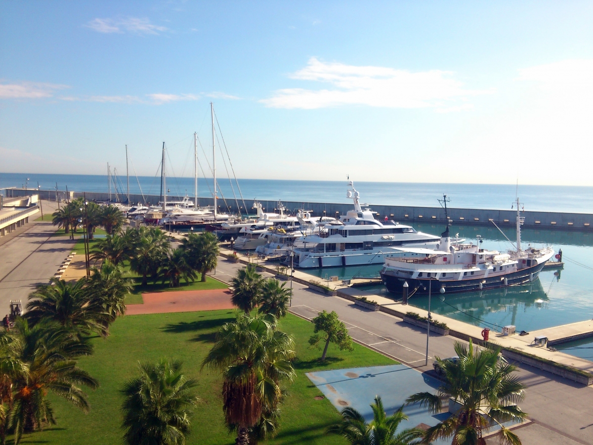 Berth yacht for sale in port forum barcelona ()