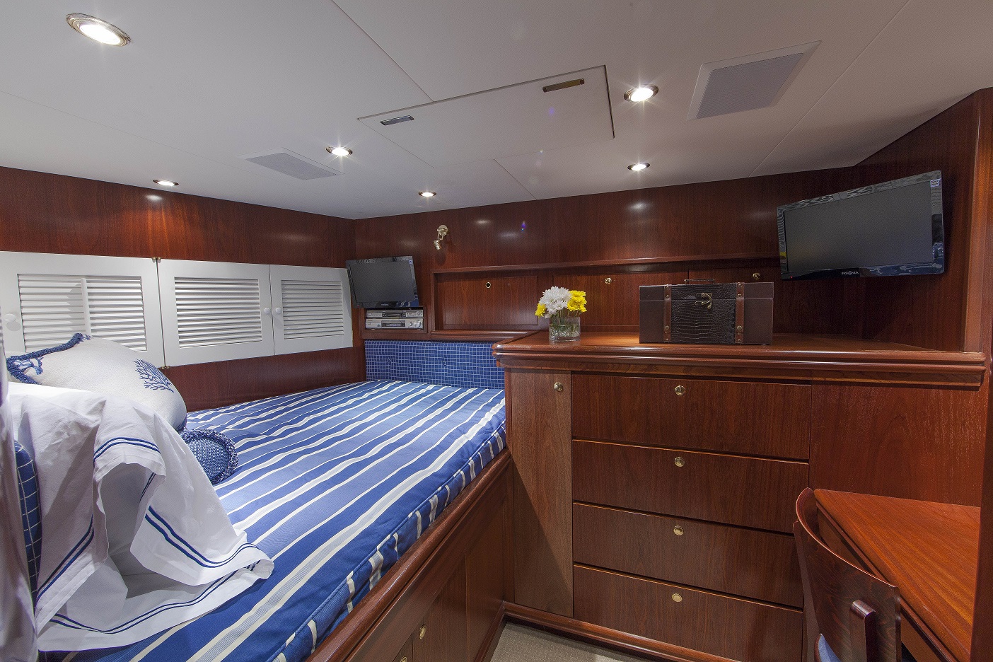 Aspen Alternative yacht charter