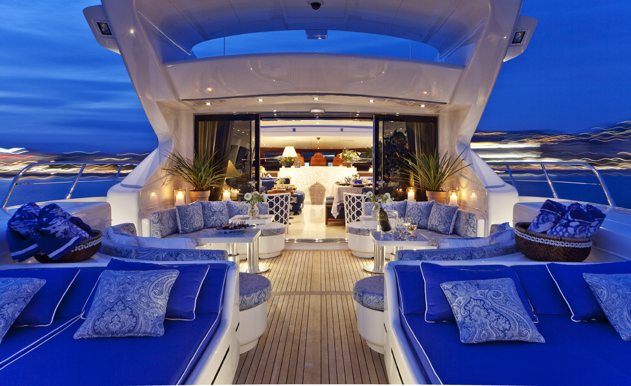 O luxury motor yacht