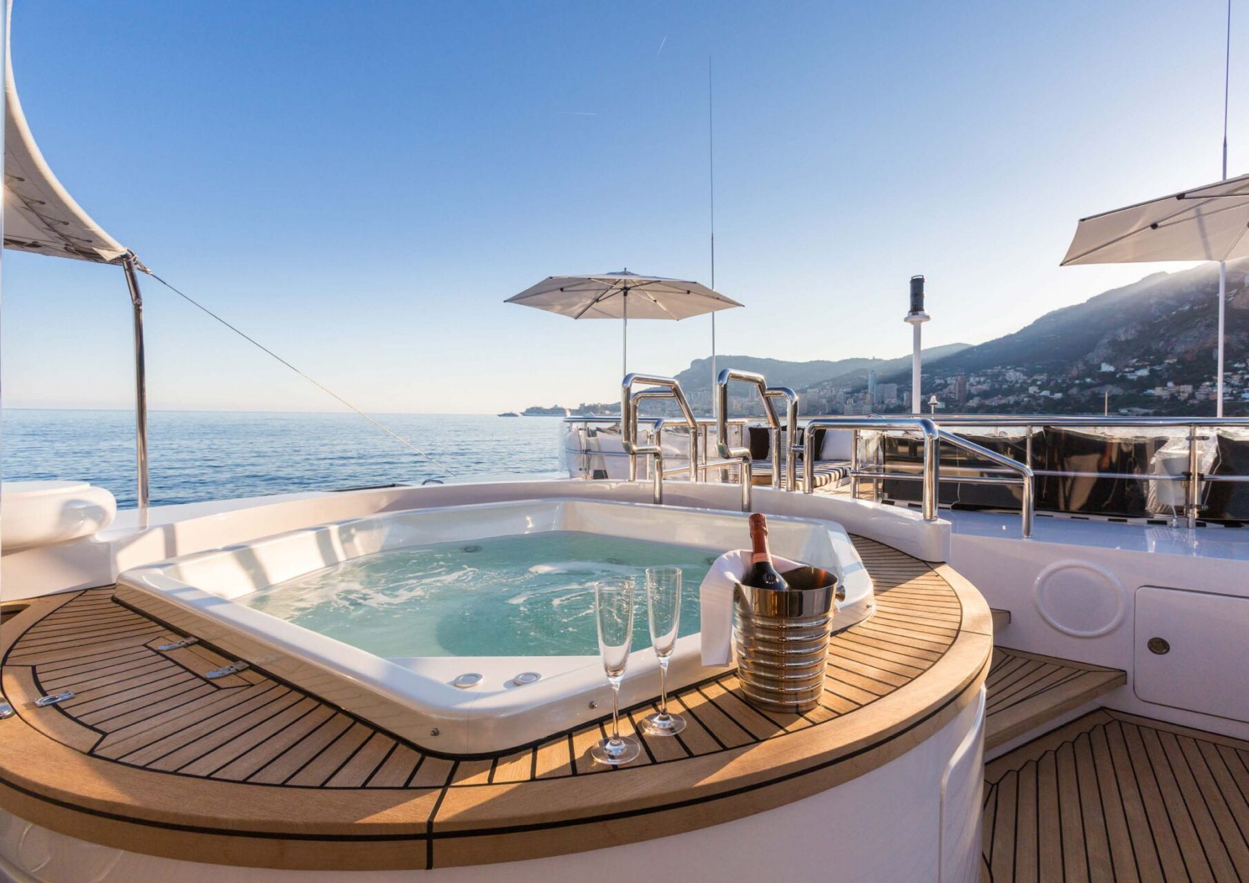 London yacht jacuzzi view Yachtzoo